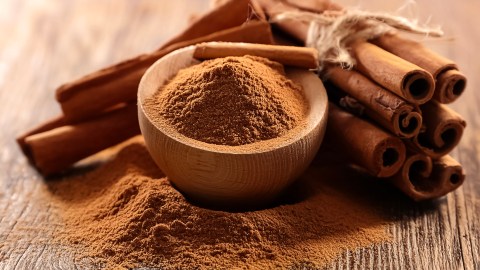 La canela es una especia rica en compuestos antioxidantes que mejoran la regeneración celular.