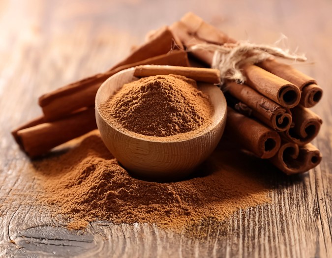 La canela es una especia rica en compuestos antioxidantes que mejoran la regeneración celular.