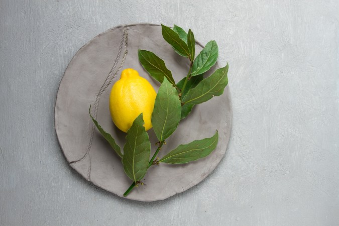 Para la mezcla aromatizante solo vas a necesitar la cáscara de uno o dos limones, además de tres o cuatro hojas de laurel.