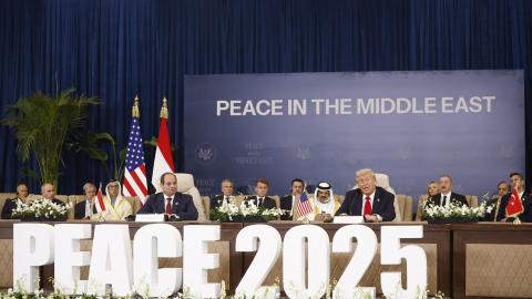 El presidente egipcio, Abdel Fattah al-Sisi (izq.), y el presidente estadounidense, Donald Trump (der.), asisten a la ceremonia de firma de la Cumbre de Paz de Gaza en Sharm el-Sheij, Egipto, el 13 de octubre de 2025.