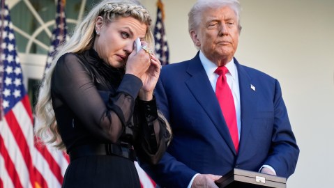 Trump entrega la Medalla Presidencial de la Libertad a Charlie Kirk de manera póstuma