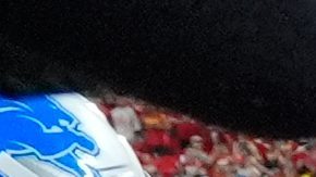 El mariscal de campo de los Kansas City Chiefs, Patrick Mahomes (15), intenta separar una pelea entre su compañero de equipo JuJu Smith-Schuster y el back defensivo de los Detroit Lions, Brian Branch, después de un partido de fútbol americano de la NFL el domingo 12 de octubre de 2025