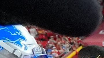 El mariscal de campo de los Kansas City Chiefs, Patrick Mahomes (15), intenta separar una pelea entre su compañero de equipo JuJu Smith-Schuster y el back defensivo de los Detroit Lions, Brian Branch, después de un partido de fútbol americano de la NFL el domingo 12 de octubre de 2025