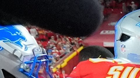 El mariscal de campo de los Kansas City Chiefs, Patrick Mahomes (15), intenta separar una pelea entre su compañero de equipo JuJu Smith-Schuster y el back defensivo de los Detroit Lions, Brian Branch, después de un partido de fútbol americano de la NFL el domingo 12 de octubre de 2025