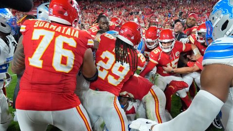 El mariscal de campo de los Kansas City Chiefs, Patrick Mahomes (15), intenta separar una pelea entre su compañero de equipo JuJu Smith-Schuster y el back defensivo de los Detroit Lions, Brian Branch, después de un partido de fútbol americano de la NFL el domingo 12 de octubre de 2025