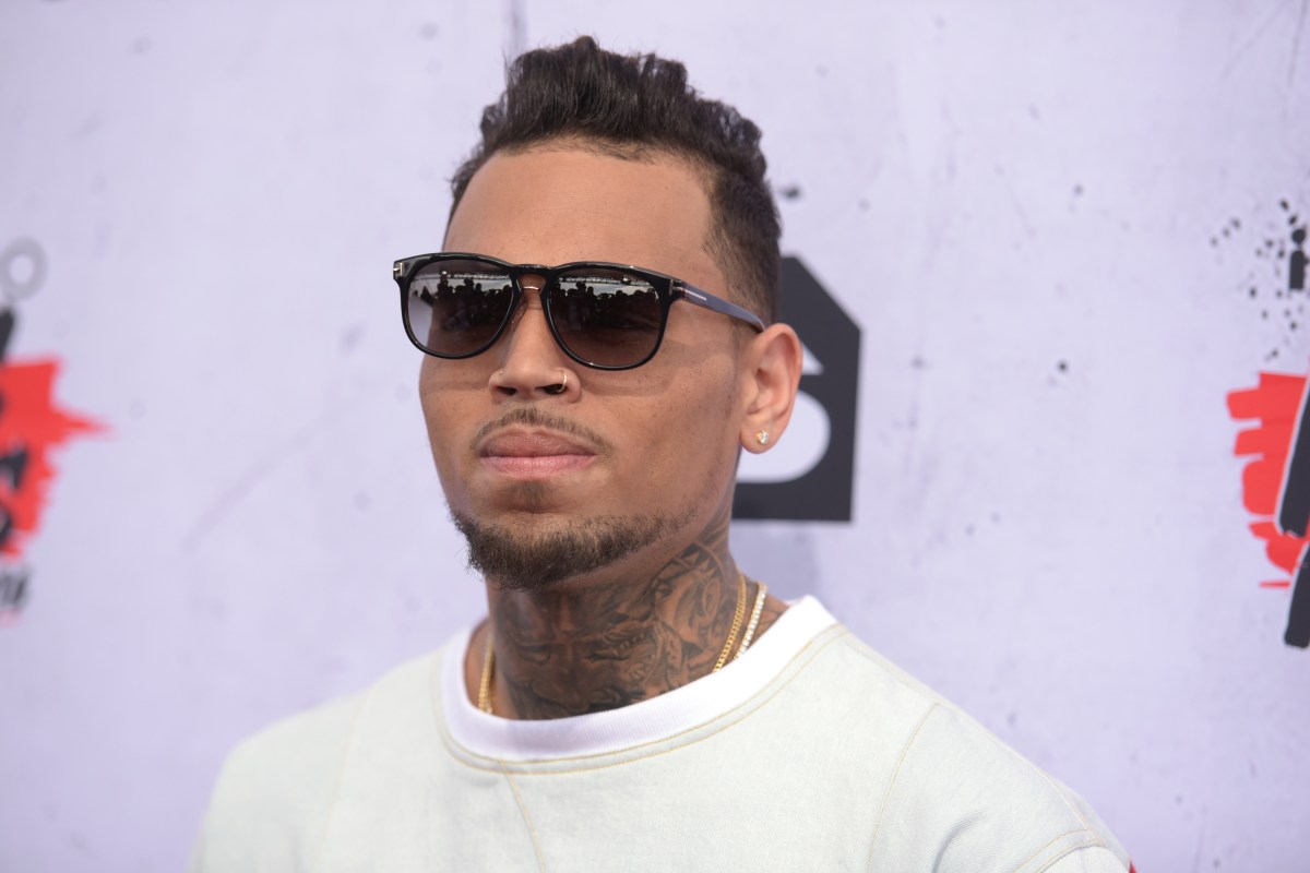 Chris Brown podrá regresar a Estados Unidos bajo estrictas condiciones mientras espera su juicio por agresión en Londres
