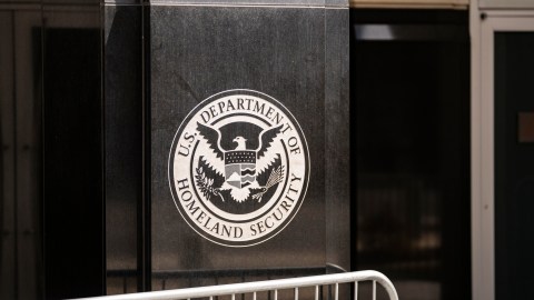 Las agencias adscritas al Departamento de Seguridad, como CBP, ICE y TSA continuarán operativas durante el cierre de gobierno, pero miles de empleados estarán suspendidos.