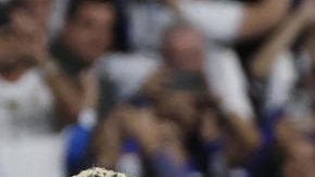 Los jugadores del Real madrid y del Barcelona discuten durante el partido de la décima jornada de LaLiga EA Sports, que Real Madrid y FC Barcelona disputan este domingo en el estadio Santiago Bernabéu.