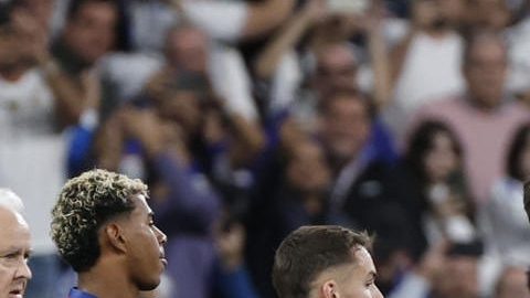 Los jugadores del Real madrid y del Barcelona discuten durante el partido de la décima jornada de LaLiga EA Sports, que Real Madrid y FC Barcelona disputan este domingo en el estadio Santiago Bernabéu.