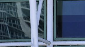 Integrantes de la Policía custodian este viernes, en el Coliseo de Puerto Rico en San Juan. El superintendente de la Policía, Joseph González, informó que reforzará con patrullaje, vigilancia y mayores recursos el área del Coliseo de Puerto Rico, luego del tiroteo que dejó una veintena de cristales rotos y que tuvo lugar antes de importantes eventos de baloncesto.