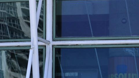 Integrantes de la Policía custodian este viernes, en el Coliseo de Puerto Rico en San Juan. El superintendente de la Policía, Joseph González, informó que reforzará con patrullaje, vigilancia y mayores recursos el área del Coliseo de Puerto Rico, luego del tiroteo que dejó una veintena de cristales rotos y que tuvo lugar antes de importantes eventos de baloncesto.