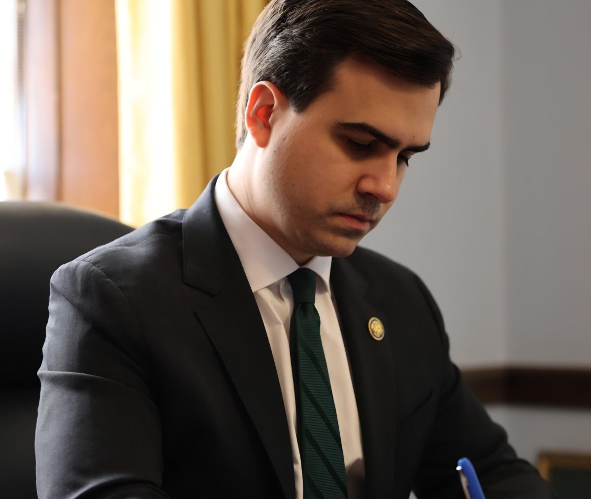 Comisionado residente Pablo José Hernández pide a la Cámara que retenga su salario hasta que gobierno federal reabra en su totalidad