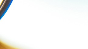 La clave del vinagre para limpiar las luces del auto está en su ácido acético, que actúa como un potente desengrasante y desinfectante.