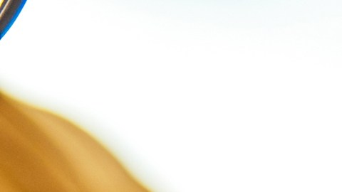 La clave del vinagre para limpiar las luces del auto está en su ácido acético, que actúa como un potente desengrasante y desinfectante.