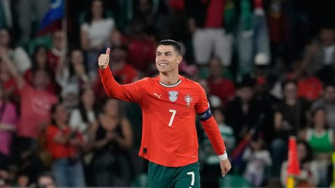 Cristiano Ronaldo celebra tras anotar durante un partido de clasificación del Grupo F para el Mundial 2026.