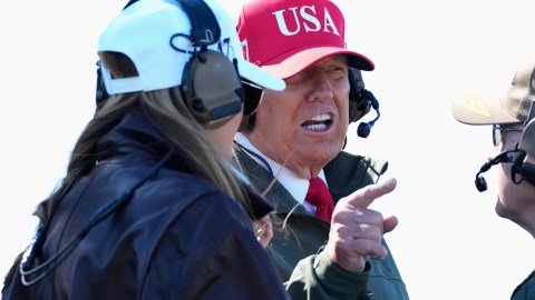 Trump confirma que atacó sexta narcolancha en el Caribe y sugiere operaciones por tierra