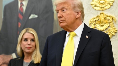 Trump exige al Departamento de Justicia $230 millones por las investigaciones en su contra, según The New York Times