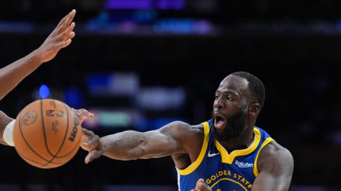 Draymond Green, de los Golden State Warriors, pasa el balón durante la primera mitad de un partido de pretemporada de baloncesto de la NBA contra Los Angeles Lakers el domingo 12 de octubre de 2025, en Los Ángeles.