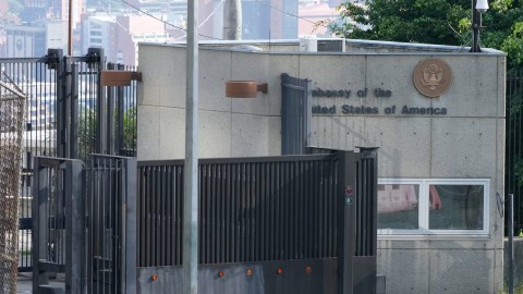 Venezuela asegura que mantiene comunicación con EE.UU. para proteger embajada en Caracas