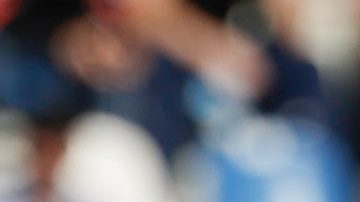 Niko Tsakiris de Estados Unidos disputa el balón con Ali Maamar de Marruecos este domingo, en un partido de cuartos de final de la Copa Mundial Sub-20 entre Estados Unidos y Marruecos.