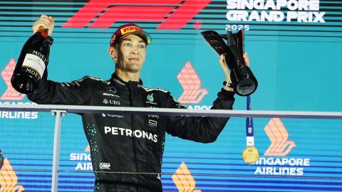 El piloto británico de Mercedes, George Russell, que obtuvo el primer lugar, celebra en el podio durante una ceremonia de premios después del Gran Premio de Singapur de Fórmula 1 de 2025 en el Circuito Callejero de Marina Bay en Singapur, el 5 de octubre de 2025.