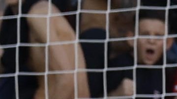 El delantero del Barcelona Robert Lewandowski, tras fallar su penalti contra el Sevilla, durante el partido de la jornada 8 de Laliga EA Sports