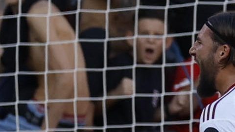 El delantero del Barcelona Robert Lewandowski, tras fallar su penalti contra el Sevilla, durante el partido de la jornada 8 de Laliga EA Sports