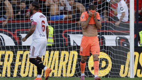 El delantero del Barcelona Robert Lewandowski, tras fallar su penalti contra el Sevilla, durante el partido de la jornada 8 de Laliga EA Sports