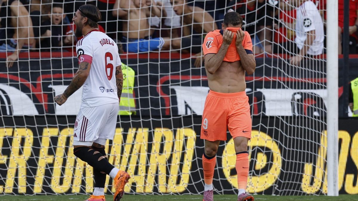 El Barcelona cayó estrepitosamente ante el Sevilla y cedió el liderato de LaLiga al Real Madrid