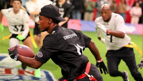 El equipo Deestroying (11) de Gunna en acción contra el equipo Aitch durante un juego de flag football en el Copper Box Arena el sábado 11 de octubre de 2025 en Londres.