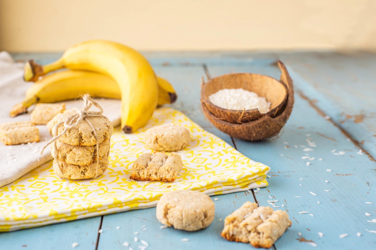 ¿Plátanos muy maduros? Transfórmalos en galletas de coco con solo 2 ingredientes