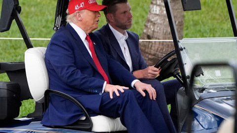 Exempleado de un club de golf de Trump fue deportado por error a México: ICE admitió que lo subió al avión equivocado
