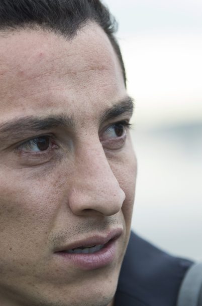 Andrés Guardado desembarca del avión con la selección mexicana de fútbol en el aeropuerto internacional Sheremetyevo, en las afueras de Moscú, Rusia, el lunes 11 de junio de 2018, para competir en la Copa Mundial de la FIFA Rusia 2018.