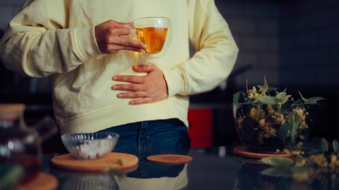 Hay hierbas medicinales que son efectivas para eliminar gases y la hinchazón.