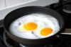 Cocinar los huevos a fuego moderado con vinagre puede dar como resultado que la clara y la yema tengan una textura más suave y blanda.