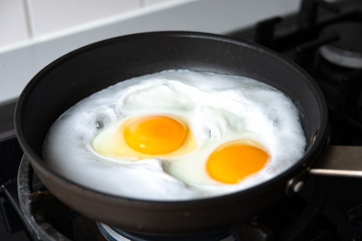 ¿Vinagre en la sartén? El truco que usan los chefs para freír huevos sin que se rompan
