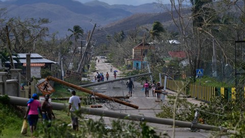 El paso del huracán Melissa dejó a amplias regiones del oeste de Jamaica incomunicadas por deslizamientos de tierra e inundaciones severas, además de carreteras colapsadas y puentes destruidos.
