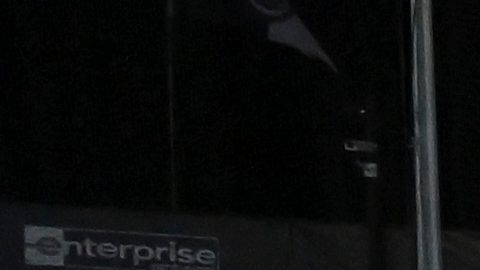 Los fanáticos muestran una enorme pancarta que dice "Muestra a Israel la tarjeta roja" durante el partido de fútbol de la Europa League entre PAOK y Maccabi Tel Aviv en el estadio Toumpa, en Salónica, Grecia, el miércoles 24 de septiembre de 2025.