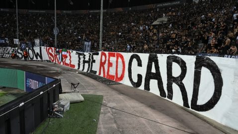 Los fanáticos muestran una enorme pancarta que dice "Muestra a Israel la tarjeta roja" durante el partido de fútbol de la Europa League entre PAOK y Maccabi Tel Aviv en el estadio Toumpa, en Salónica, Grecia, el miércoles 24 de septiembre de 2025.
