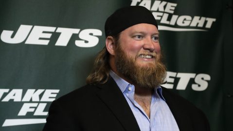El excentro de los New York Jets, , posa para los fotógrafos en la alfombra verde antes del evento de presentación de los nuevos uniformes de fútbol americano de la NFL, el jueves 4 de abril de 2019 en Nueva York.