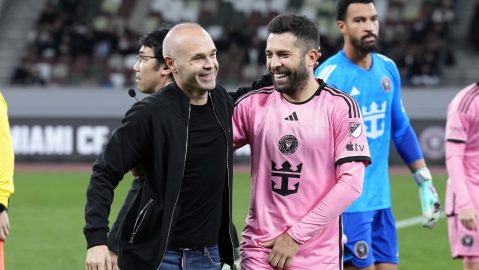 La estrella del fútbol español Andrés Iniesta, a la izquierda, saluda a Jordi Alba del Inter Miami antes del partido amistoso de fútbol entre Vissel Kobe e Inter Miami CF en el Estadio Nacional, el miércoles 7 de febrero de 2024, en Tokio, Japón.