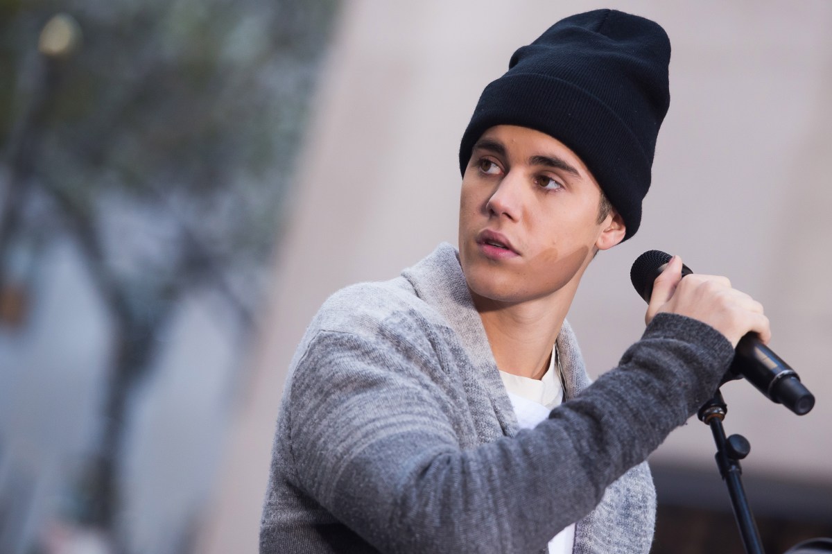 Justin Bieber sorprende al unirse a una banda sinaloense y tocar la tambora