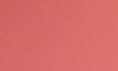 La colección destaca el color naranja y estampados de flor de loto y coco, reflejo de los gráficos del álbum del Karol G.