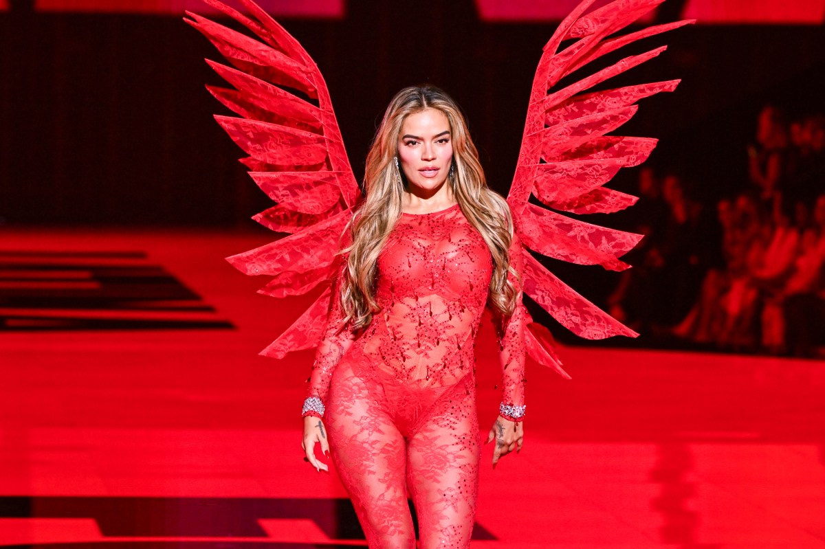Karol G, los atuendos más atrevidos de la alfombra rosa, el detrás de cámaras y todo lo que no se vio del desfile de Victoria's Secret