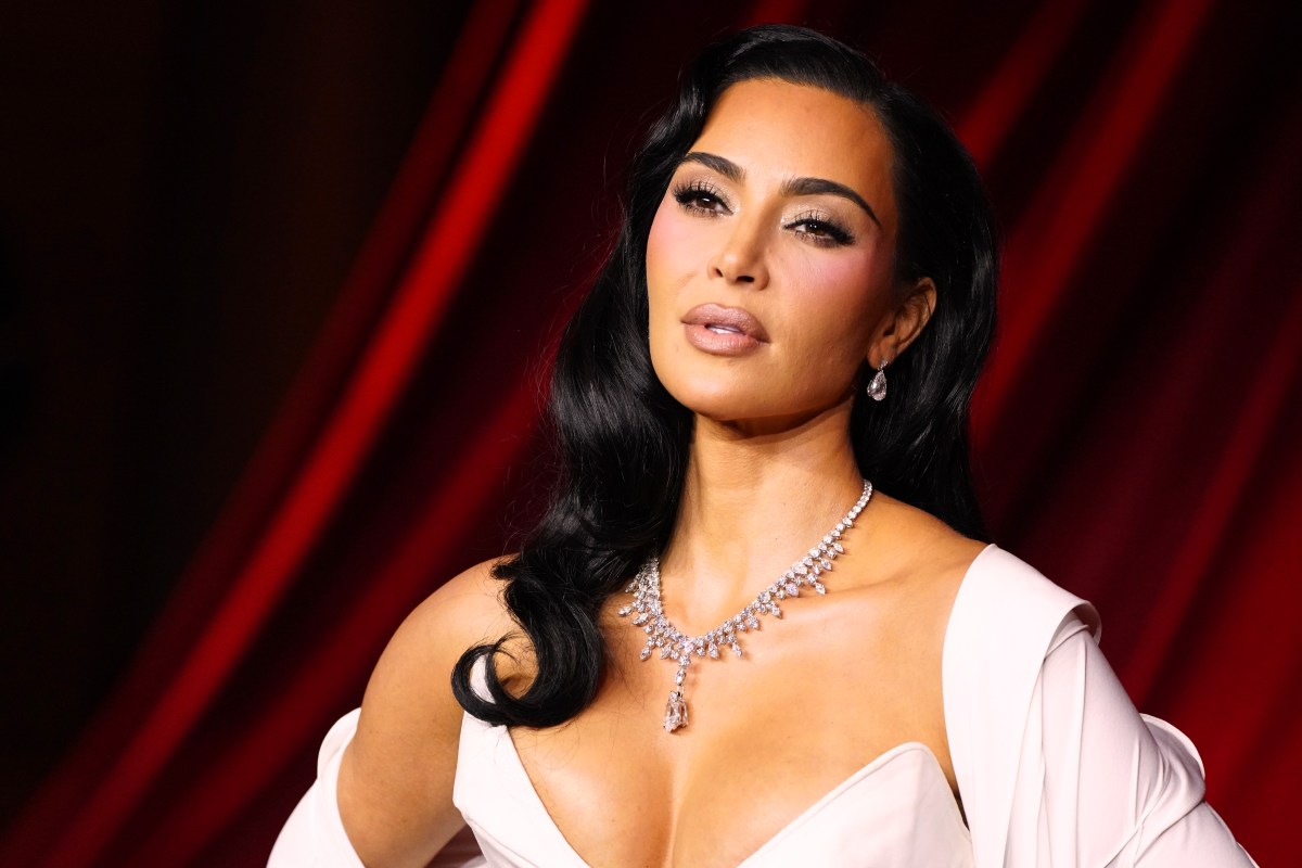 Kim Kardashian luce llamativo vestido y nuevo corte de cabello en París