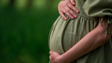 Para mantener la mentira por tanto tiempo, Kira Cousins usó una panza prostética que simulaba un embarazo en crecimiento.