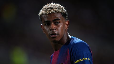 Lamine Yamal del Barcelona durante el partido de fútbol de la fase inaugural de la Liga de Campeones entre el Barcelona y el Paris Saint-Germain en el Estadio Olímpico Lluis Companys en Barcelona, España, el miércoles 1 de octubre de 2025.