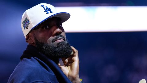 Lebron James, de Los Angeles Lakers, se encuentra en la cancha antes de un partido de pretemporada de baloncesto de la NBA contra los Golden State Warriors, el domingo 5 de octubre de 2025, en San Francisco.