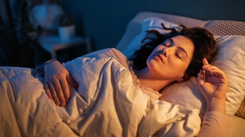 Aplicar luces rojas en tu dormitorio es válido, pero procura que esté en casi completa oscuridad.
