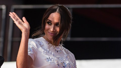 Meghan Markle también recibió burlas por su atuendo.